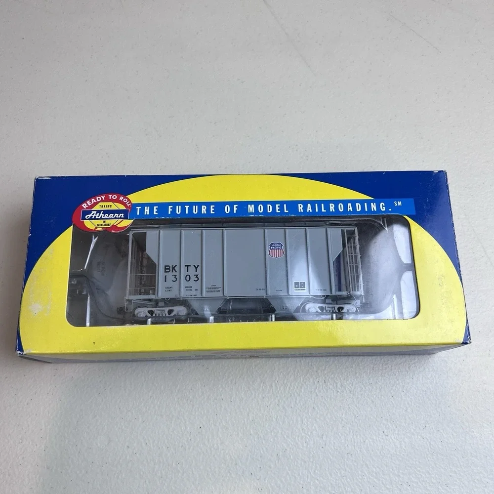 HO Scale Athearn Ready To Roll‎ UP/BKTY PS 2600 Covered Hopper 95552